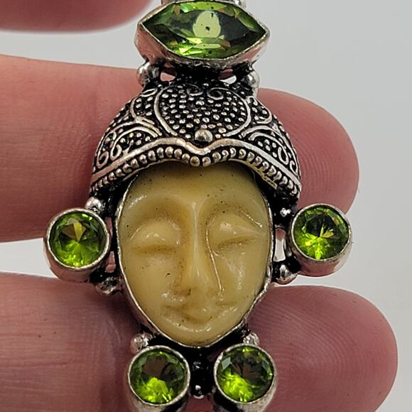 Vintage Carved Face Ring with Peridot Accents,  Silver Jewelry - Picture 4 of 10